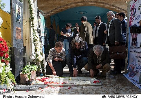 حضور سینماگران در بهشت زهرا (س) به مناسبت سالگرد شهادت سید مرتضی آوینی