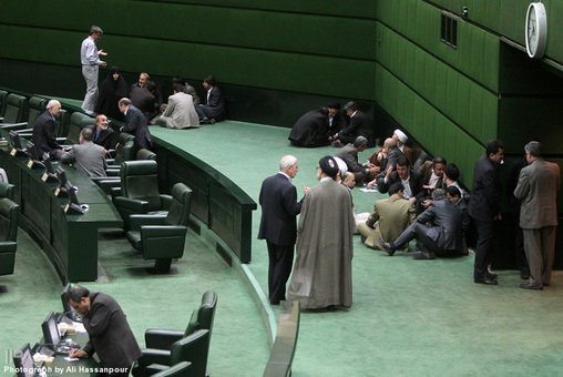 نخستین جلسه مجلس شورای اسلامی در سال جدید روز یکشنبه در فضایی مملو از دیده بوسی و تبریک سال نو برگزار شد. 
یکشنبه 18-01-92
