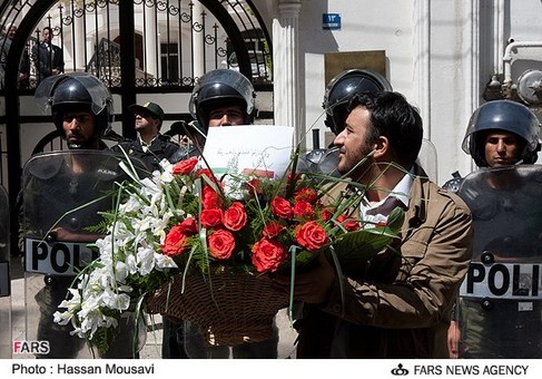 اهدای گل به حافظ منافع مصر در ایران
سه شنبه 20-01-92
