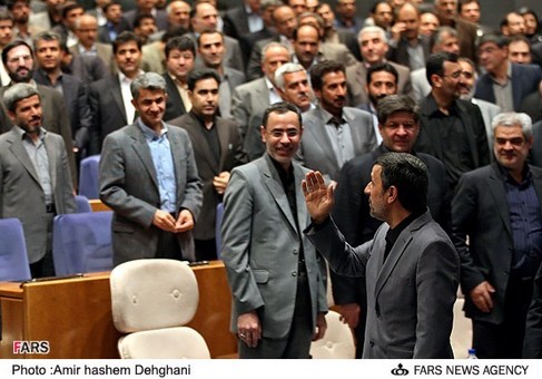 گردهمایی مدیران ارشد وزارت صنعت، معدن و تجارت، روز شنبه با حضور رئیس جمهور برگزارش شد.
شنبه 24 فروردین 1392
