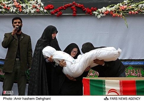 مراسم تشییع دو شهید گمنام در دانشگاه علوم پزشکی شهید بهشتی
یک&zwnj;شنبه 25 فروردین 92
