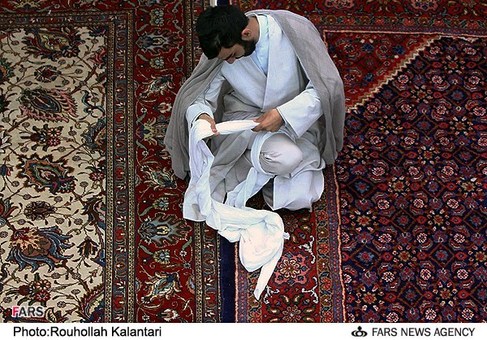 طلاب حوزه علمیه در حال آماده شدن برای حضور در مراسم عمامه&zwnj;گذاری
