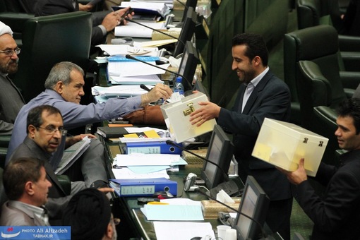 صحن علنی مجلس که با رأی گیری هیأت رئیسه همراه بود.