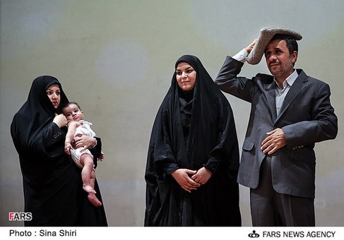 تجلیل از محمود احمدی نژاد در همایش تجلیل از خادم بی&zwnj;ادعای ملت