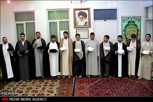 مراسم عمامه گذاری طلاب حوزه علمیه قم با حضور آیت الله صافی گلپایگانی برگزار شد.