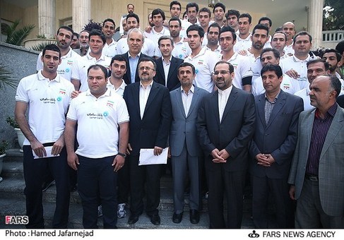 مراسم تقدیر از تیم ملی والیبال توسط محمود احمدی نژاد رئیس جمهور
یک&zwnj;شنبه ۲۳ تیر ۱۳۹۲
