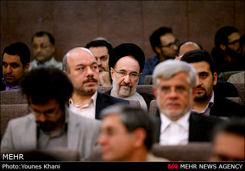 مراسم ختم پدر شهاب طباطبایی، عصر امروز با حضور محمد خاتمی در محل مسجد جامع شهرک غرب برگزار شد.