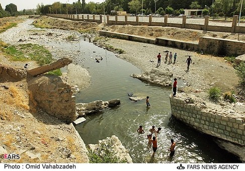 آب تنی شماری از کودکان در پارک چمران