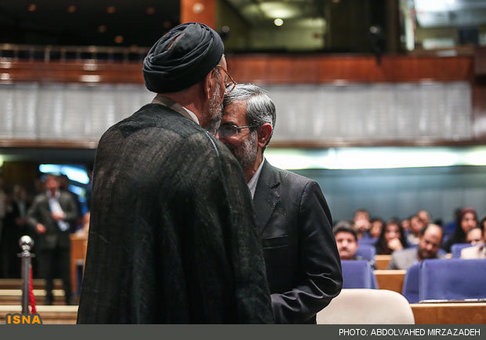 بوسه سید محمود دعایی بر پیشانی غلامحسین الهام در اختتامیه جشنواره علم ، فناوری و رسانه
دوشنبه 31 تیر 1392
