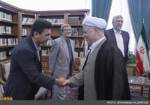 دیدار سرمربی تیم استقلال و جمعی از پیشکسوتان ورزش کشور با آیت الله هاشمی