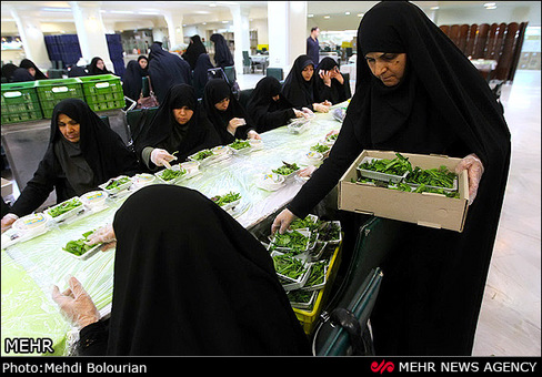 آماده سازی افطاری حرم رضوی