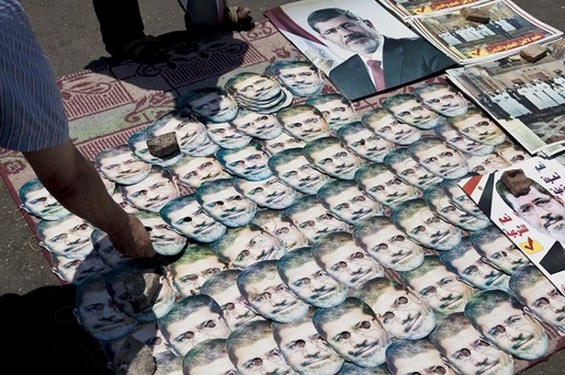 ماسک های محمد مرسی در مصر، در گیری های موافقان و مخالفان مرسی روز گذشته در مصر نزدیک به 120 کشته بر جای گذاشت.