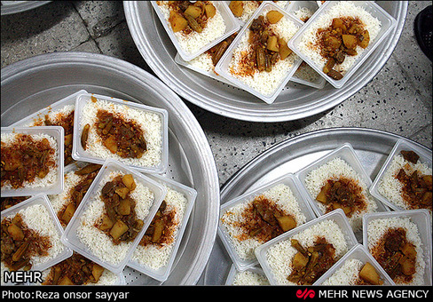 در مراسم احیا شب 23 رمضان در بوشهر یکی از اهالی همسایه ها را دعوت می کند و مراسم را در منزل خود برگزار می کند و بعد همه در کنار هم سحری می خورند.