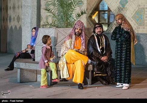 نمایش&zwnj;های خیابانی با موضوعات ماه مبارک رمضان و شهادت حضرت علی (ع) هر شب در محوطه تئاتر شهر برگزار می&zwnj;شود.