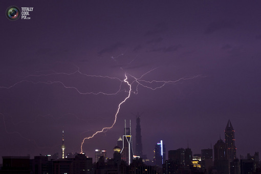 رعد و برق در آسمان شانگهای
ALY SONG/REUTERS
