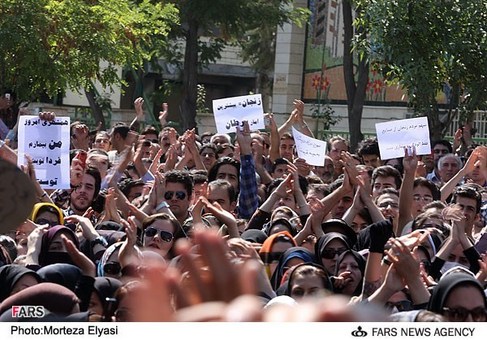 تجمع مردم زنجان در اعتراض به آلودگی&zwnj;های سرب و روی در مقابل استانداری زنجان