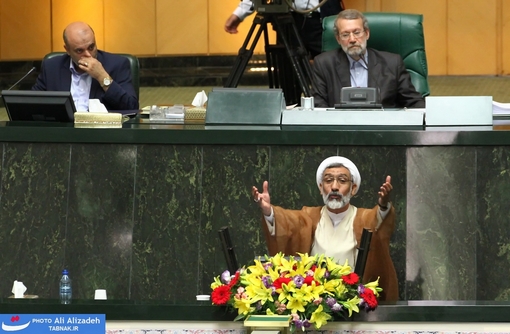 حرکات مصطفی پور محمّدی هنگام دفاع از برنامه های خود و توضیح در خصوص نطق نماینده مخالف با وی