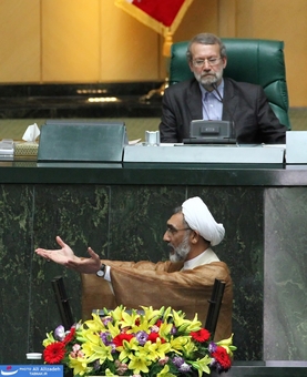 حرکات دست و تغییر جهات مصطفی پور محمدی  هنگام سخنرانی در نوبت عصر روز سوم ،بارها و بارها صدای شاتر دوربین های عکاسی را بلند کرد