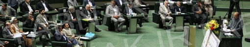 نماینده مخالف (پشت تریبون) وزیر پیشنهادی دادگستری(پورمحمّدی) (نفر آخر از چپ)در حال نطق و اعلام دلایل مخالفتش با وی