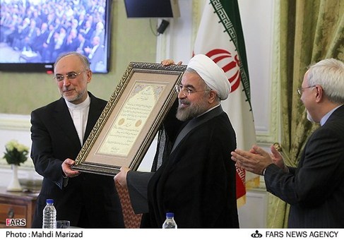 تجلیل از صالحی وزیر اسبق امورخارجه توسط حجت الاسلام حسن روحانی رئیس جمهور