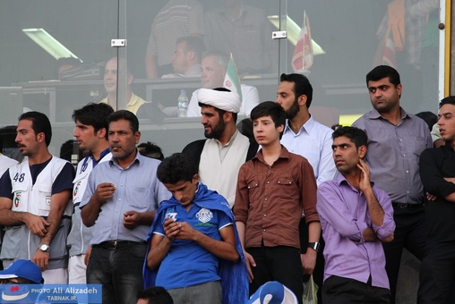 حضور روحانیون در کنار جوانان مشتاق فوتبال در ورزشگاه
