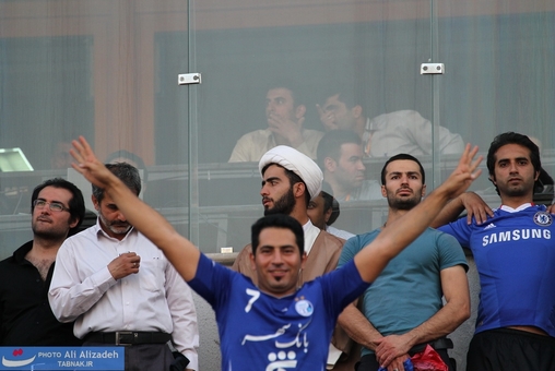 حضور روحانیون در کنار جوانان مشتاق فوتبال در ورزشگاه