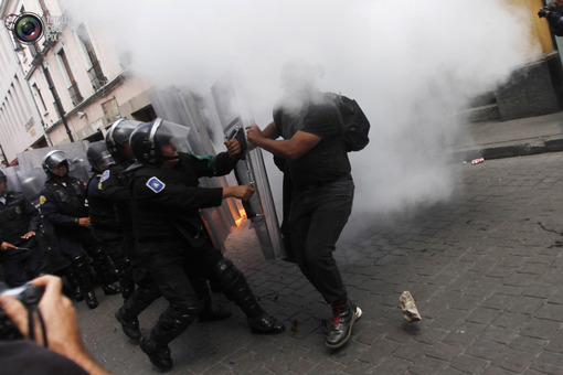 مکزیکوسیتی، مکزیک: درگیری پلیس با معلمان معترض
EDGARD GARRIDO/REUTERS
