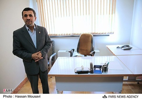 بازدید محمود احمدی نژاد از دفتر کارش در دانشگاه علم و صنعت