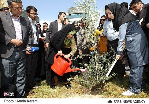 کاشت نهال صلح با حضور معصومه ابتکار رئیس سازمان محیط زیست در پارک پردیسان