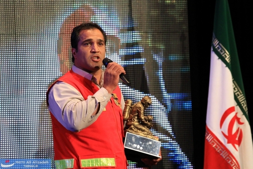 جلیل از مادر شهید امید عباسی آتش نشان فداکار در مراسم تقدیر و تجلیل از مقام آتش نشان به مناسبت روز آتش نشان توسط یکی از همکارانش