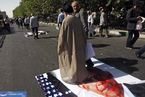 نمازگزاران تهرانی پس از اقائمه نماز جمعه این هفته تهران در اعتراض به اظهارات ضد ایرانی اوباما در دیدار با نخست&zwnj;وزیر رژیم&zwnj;صهیونیستی دست به راهپیمایی خودجوش زدند