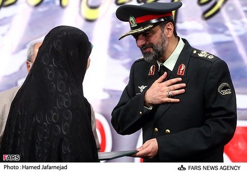 تقدیر از خانواده شهدای نیروی انتظامی با حضور سردار احمدرضا رادان جانشین فرمانده نیروی انتظامی در گردهمایی موسسات خدمات حفاظتی و مراقبتی پلیس
چهارشنبه 17 مهر ماه
