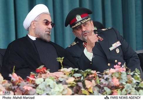 سردار احمدی مقدم فرمانده نیروی انتظامی و حجت الاسلام حسن روحانی رئیس جمهور در مراسم دانش آموختگی دانشجویان دانشگاه علوم انتظامی امین
چهارشنبه 17 مهر ماه
