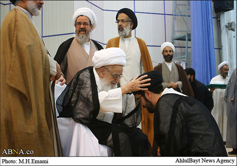 عمامه گذاری طلاب غیر ایرانی توسط آیت الله صافی گلپایگانی
