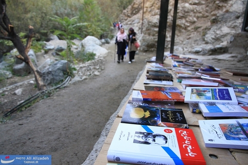 مینی نمایشگاه کتاب در مسیر کوهپیمایان علاقمند به کتابخوانی