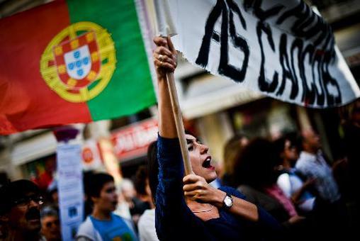 زن معترض به سیاست&zwnj;های ریاضت اقتصادی دولت در مرکز شهر لیسبون
AFP - Patricia de Melo Moreira
