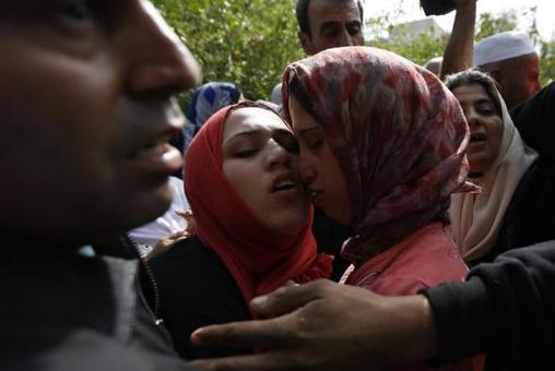 سوگواری بستگان یک فلسطینی به نام احمد عماد یوسف &zwnj;به ضرب گلوله سربازان رژیم اسراییل در شهر جنین کشته شده است. این فلسطینی مظنون به پرتاب سنگ بوده و ارتش اسرائیل دلیل تیراندازی به وی را این جرم دانسته است.

REUTERS/Mohamad Torokman
