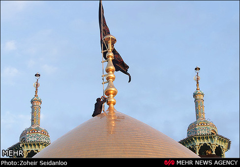 تعویض پرچم گنبد حرم حضرت معصومه(س)