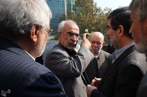 خانواده و اطرافیان مرحوم عسگراولادی در بیمارستان دی