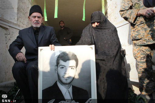 حضور پدر و مادر شهید مجید ابوطالبی بر مزارش در کهف الشهداء تهران