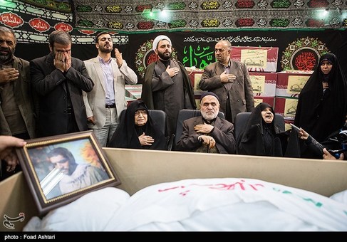 استقبال خانواده شهید محمد منتظری از پیکر فرزندشان