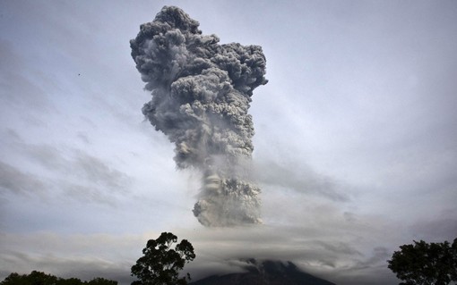کوه آتش فشان &laquo;Sinabung spews&raquo; سوماترا؛ مالزی