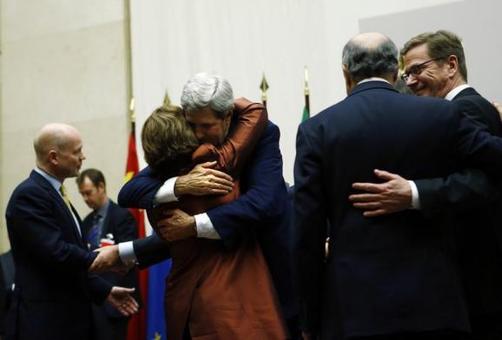 شادی (Hugs) &laquo;جان کری&raquo; وزیر خارجه آمریکا(راست) با &laquo;کاترین اشتون&raquo; (سومی از راست) رئیس سیاست خارجی اتحادیه اروپا پس از بیانیه توافق در کنار &laquo;ویلیام هیگ&raquo; وزیر امور خارجه بریتانیا (چپ)، &laquo;گیدو وستروله&raquo; وزیر امور خارجه آلمان (راست) و&laquo;لوران فابیوس&raquo; وزیر امور خارجه فرانسه در سازمان ملل متحد در ژنو
