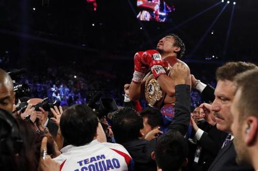 جشن پیروزی &laquo;Manny Pacquiao&raquo; از فیلیپین بر &laquo;&zwnj;Brandon Rios&raquo; از ایالات متحده، در طول سازمان جهانی بوکس بین&zwnj;المللی&zwnj; در هتل ونیزی ماکائو