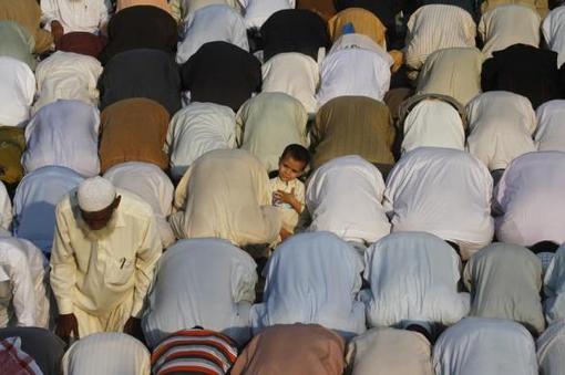 پسر ایستاده در میان صفوف طرفداران حزب مذهبی جماعت اسلامی پاکستان 