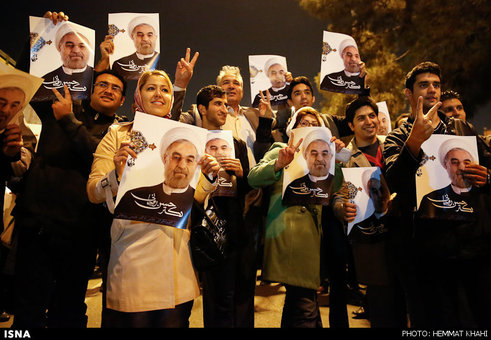  استقبال از دکتر ظریف با عکس دکتر روحانی 