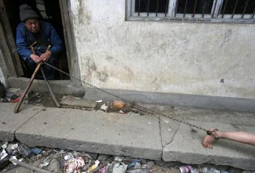 پدر بزرگ مچ پای نوه یازده ساله اش را با قفل زنجیر بسته است. &laquo;Zili &raquo; مبتلا به اختلالات روانی است. به گفته خانواده اش، آنها چاره ای جز  مهار او برای جلوگیری از حمله به اطرافیانش نداشتند. استان ژجیانگ، چین
