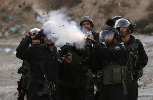 آتش گاز اشک آور توسط پلیس مرزی اسرائیل در درگیری معترضان فلسطینی؛ شهرستان رام الله