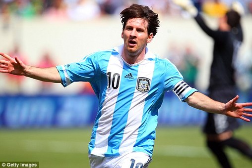 آرژانتین: لیونل مسی (Lionel Messi) - به تازگی کفش طلا اروپا را از آن خود کرده هر چند هم اکنون دوران مصدومیتش را سپری می&zwnj;کند و به عنوان یکی از گزینه&zwnj;های جدی توپ طلا با رونالدو رقابت دارد اما زدن 37 گل در 83 مسابقه ملی در مقایسه با رکوردهای درخشانش در بارسلونا اصلا آمار خوبی به نظر نمی رسد.