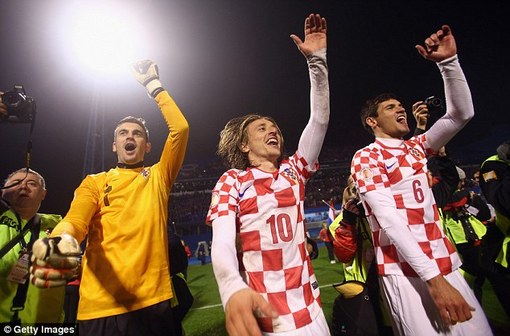 کرواسی: لوکا مودریچ (Luka Modric) - بازی&zwnj;ساز تیم رئال&zwnj; مادرید که سال 2012 از باشگاه تاتنهام آمد ابتدای فصل متفاوتی داشت اما او توانست هم در باشگاهش و هم در تیم ملی کشورش بسیار درخشان ظاهر شود.